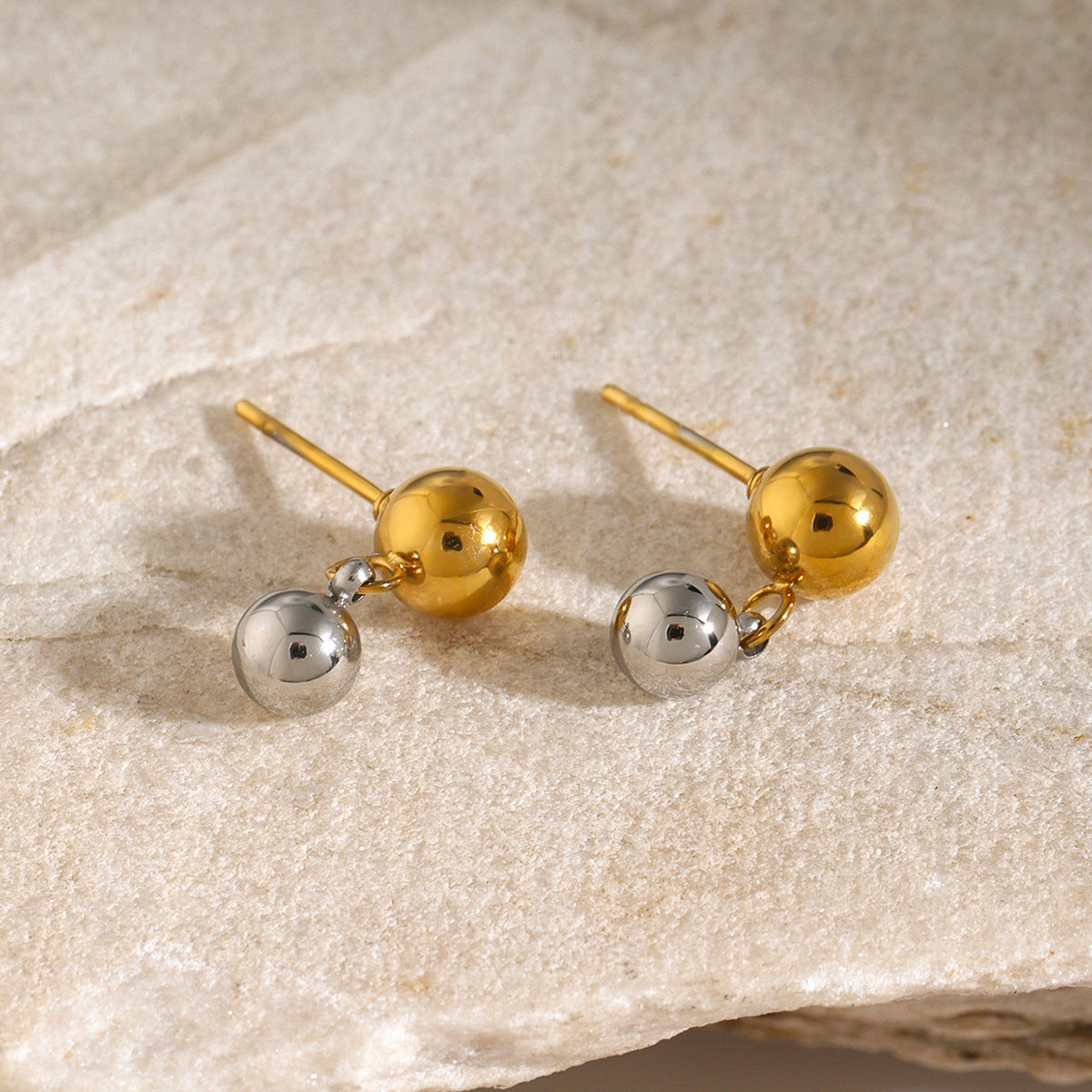 Pendientes de botón redondos de acero inoxidable chapados en oro de 18K con diseño geométrico minimalista