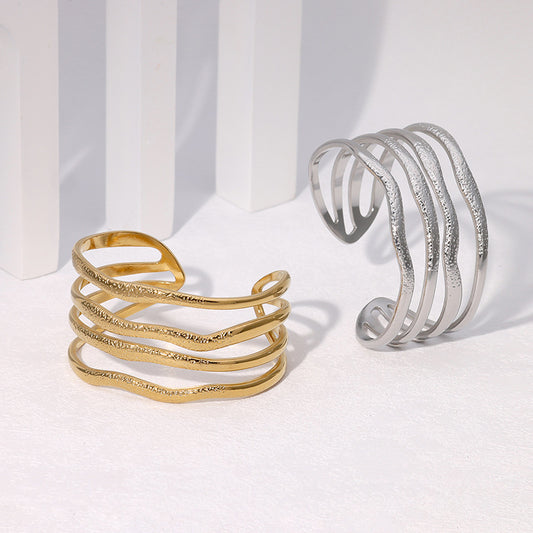 Pulsera de puño de acero inoxidable con diseño geométrico irregular vintage para mujer con chapado en oro, aspecto minimalista de lujo