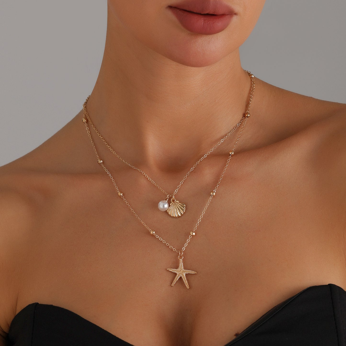 Collar con temática playera con colgante de concha marina y estrella, de aleación con acabado chapado para mujer