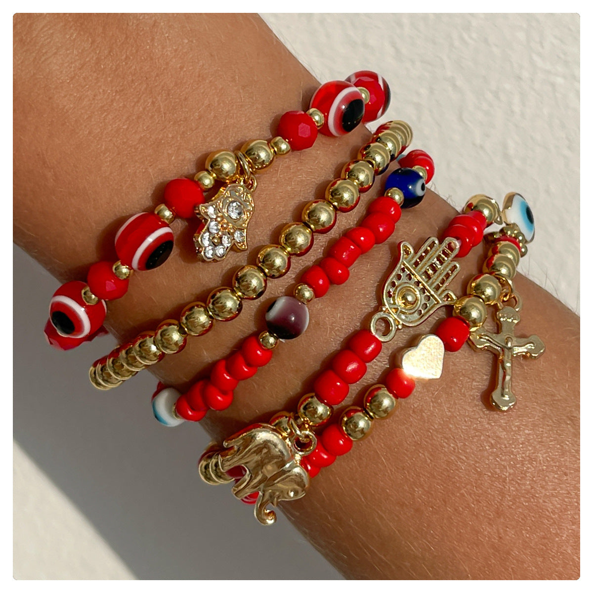 Bracciale in stile bohémien con perline colorate, ciondolo a croce in perla sintetica e nappine decorative