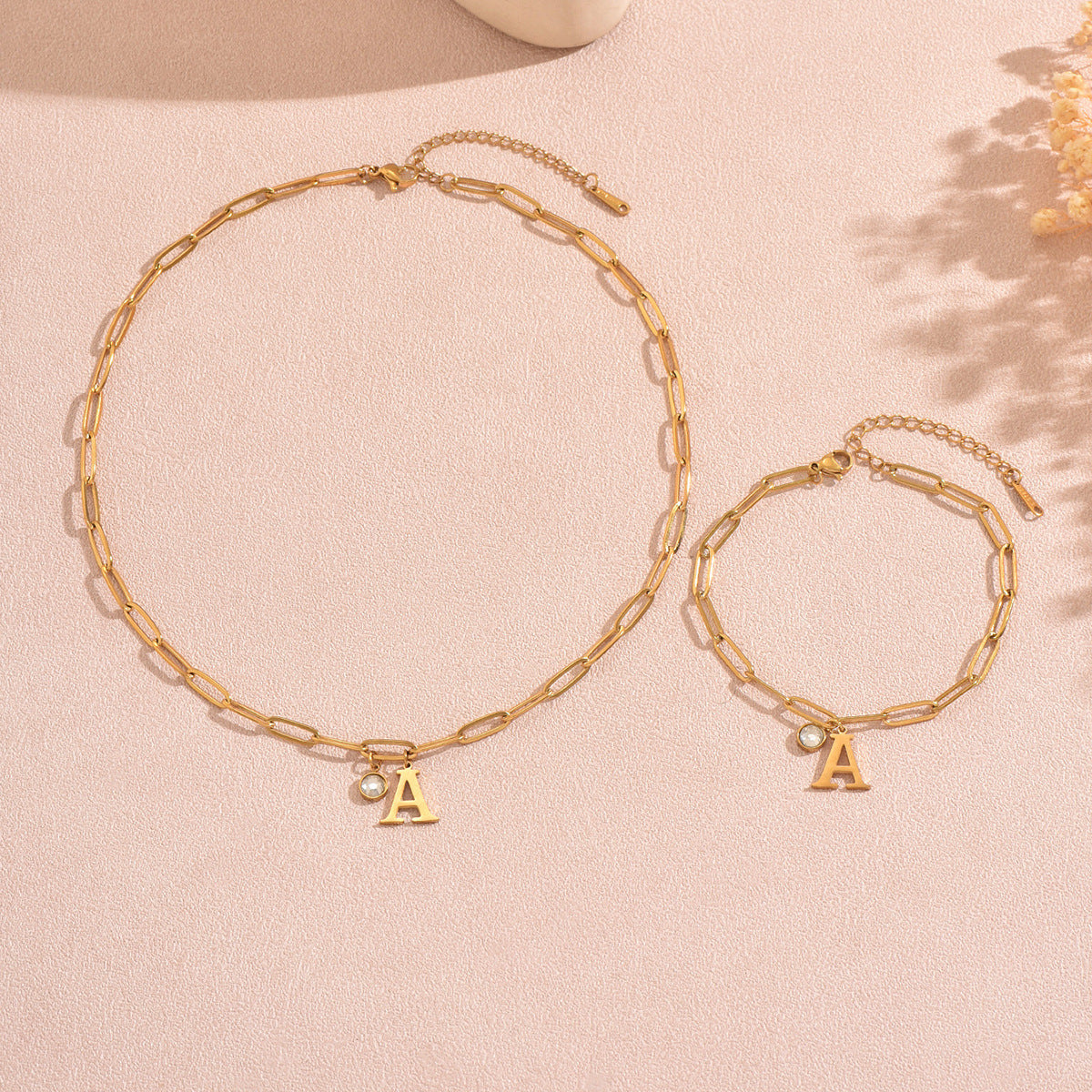 Elegante Parure di Collana e Bracciale da Donna in Acciaio Inossidabile con Lettera, Placcata Oro 18K