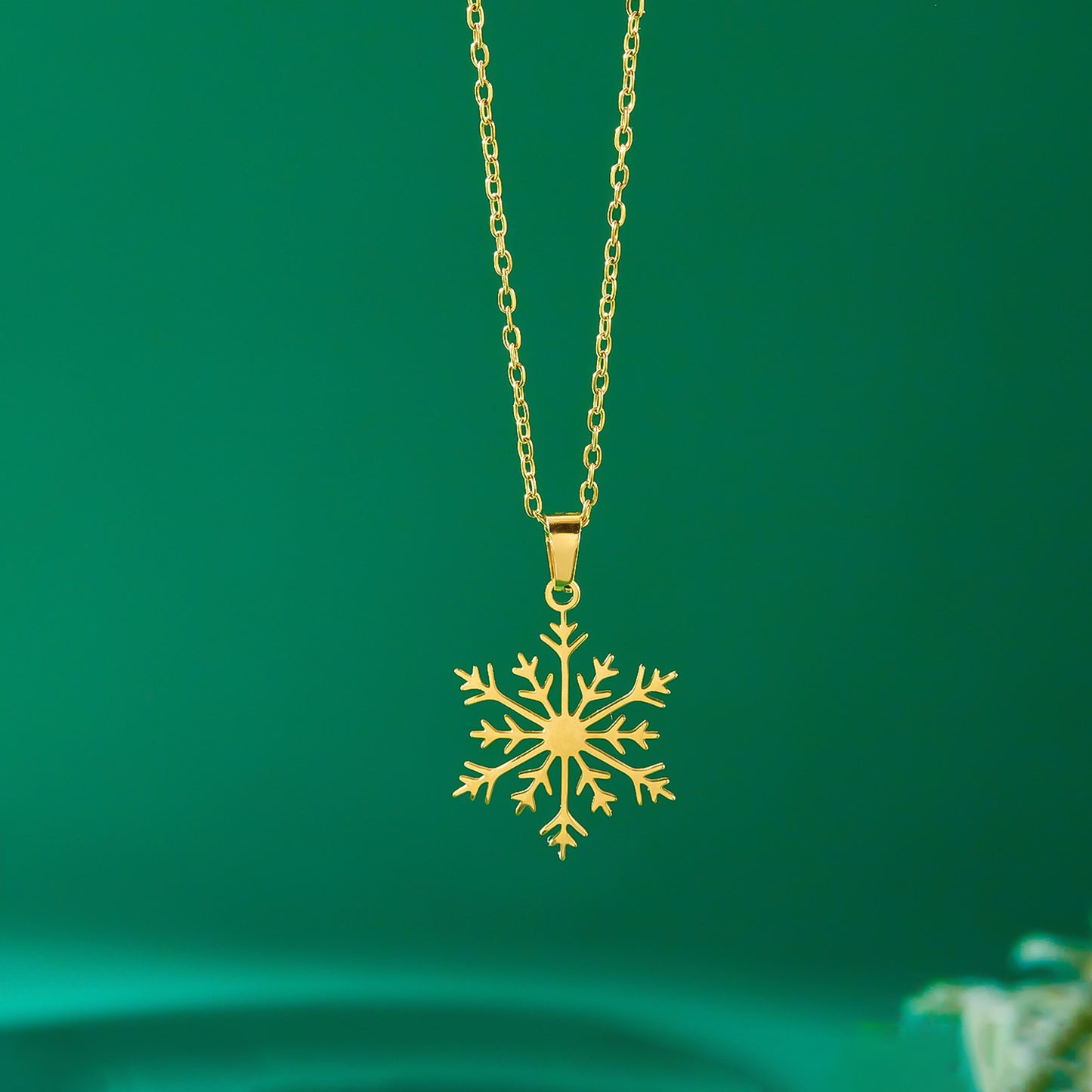 Collar Colgante de Árbol de Navidad Minimalista en Acero de Titanio con Acabado Chapado en Cadena O para Uso Festivo Unisex