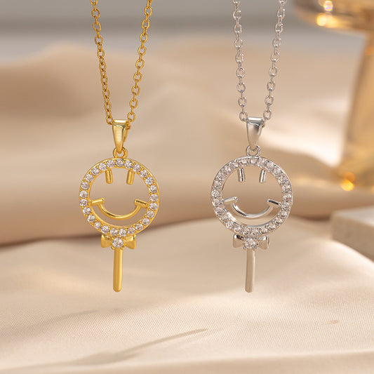 Collana Minimalista da Donna Placcata in Acciaio al Titanio con Faccina Sorridente Geometrica, Accento in Zircone e Catena a O