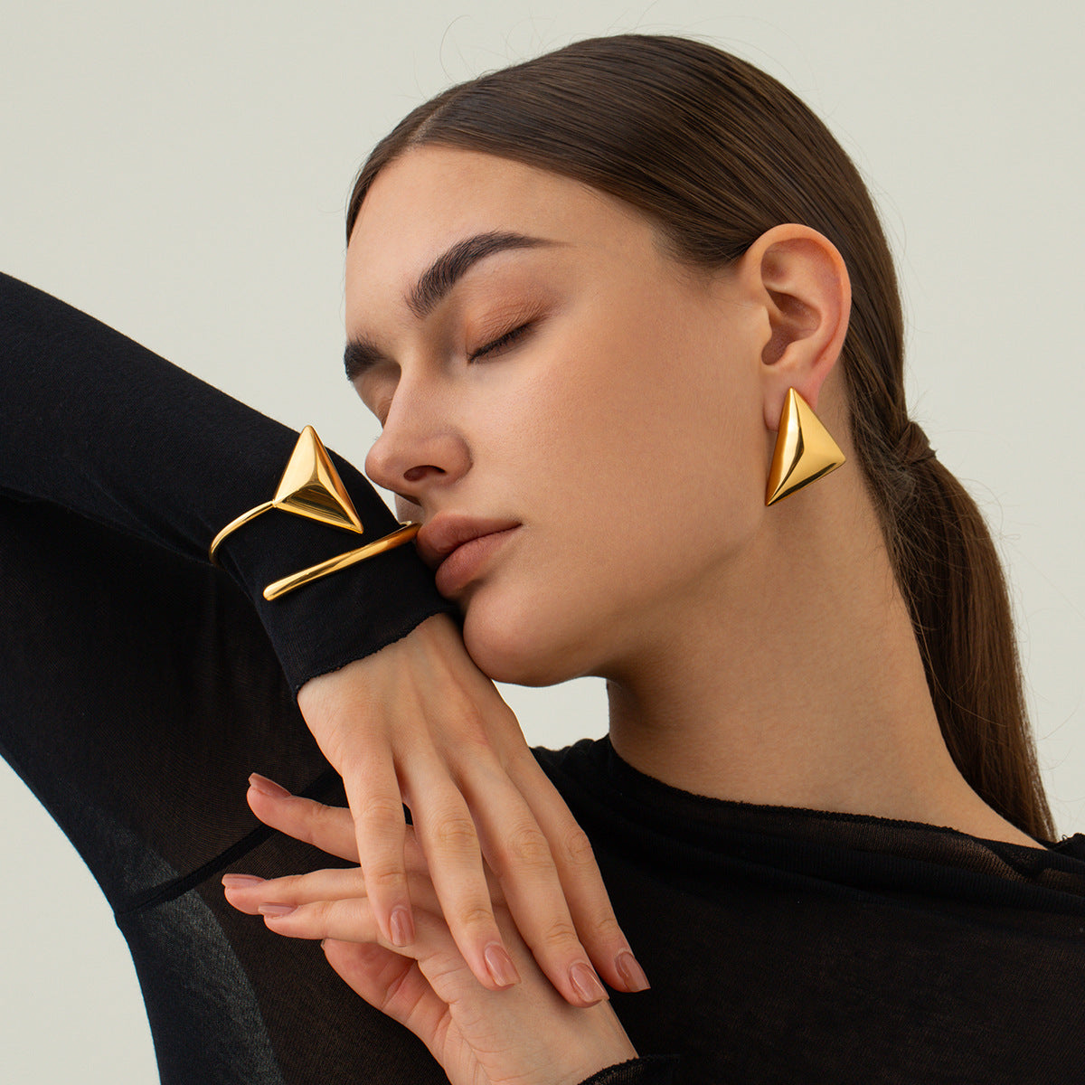 Bracciale a Bobina con Triangolo Geometrico in Acciaio Inossidabile Placcato Oro 18K Lusso Minimalista