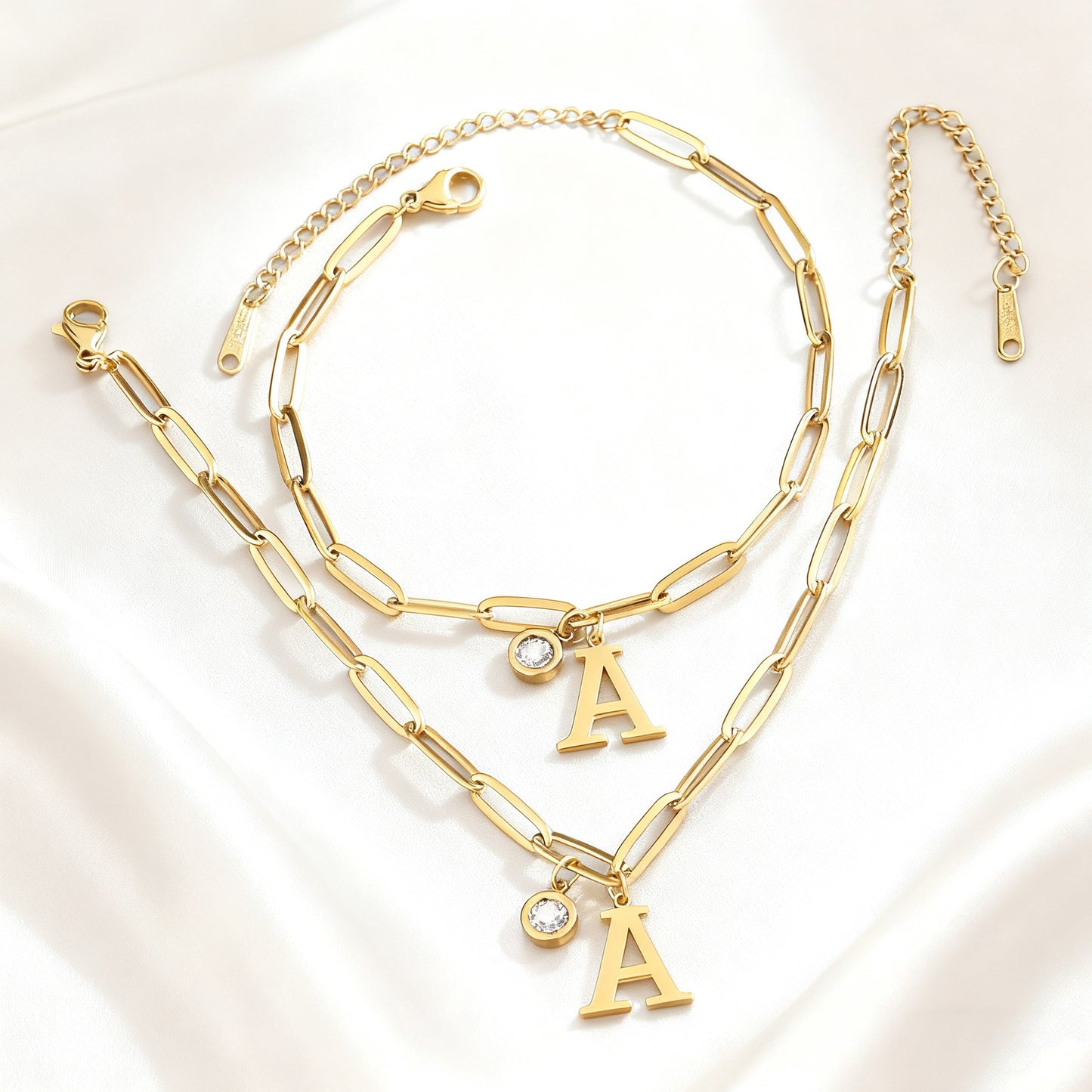 Elegante bracciale da donna in acciaio inossidabile con iniziale e zirconi cubici