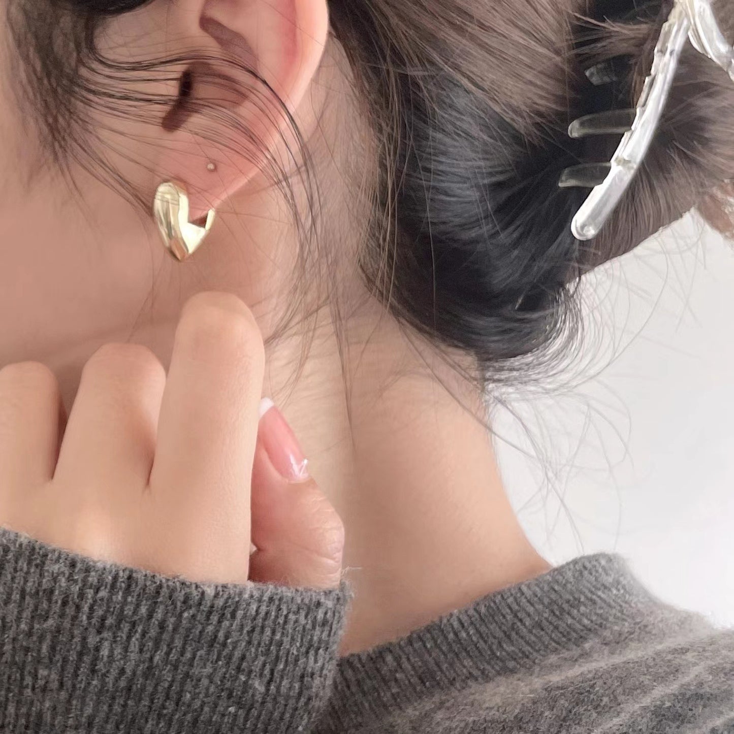 Orecchini a perno ovali minimalisti da donna in argento sterling 925 con intarsio in perla e accento a cuore