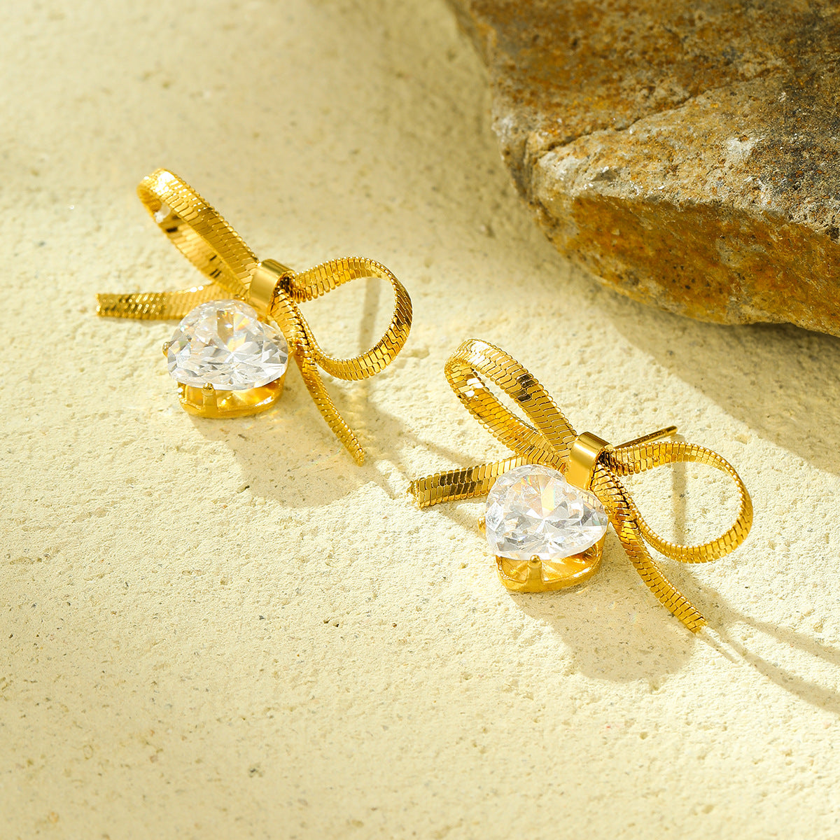 Orecchini da donna in acciaio al titanio con fiocco a cuore minimalista e strass, gioielli alla moda resistenti allo sbiadimento per l'estate
