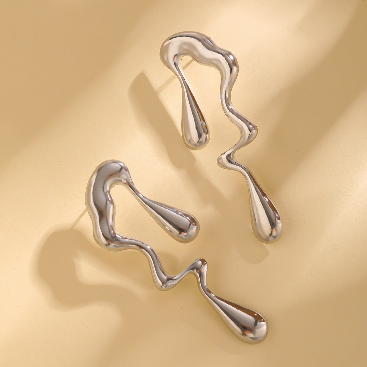 Orecchini a perno da donna a forma di goccia irregolare in stile metallo liquido geometrico minimalista con finitura galvanica