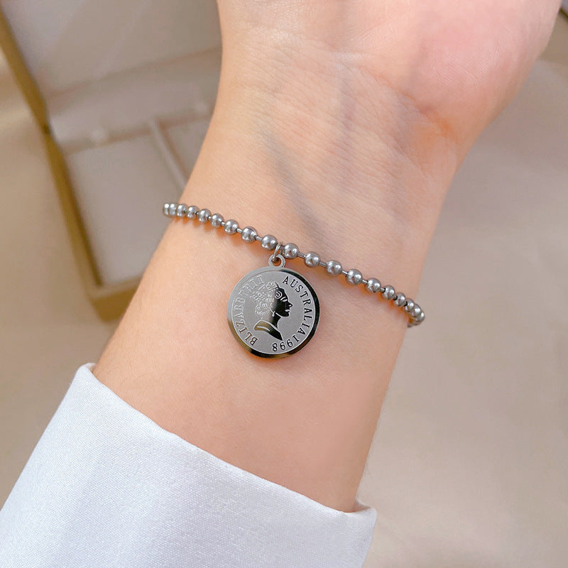 Pulsera minimalista de acero de titanio con amuleto de la suerte para mujer con diseño de zodíaco, detalles chapados en oro, textura ondulada y estilo dulce y fresco