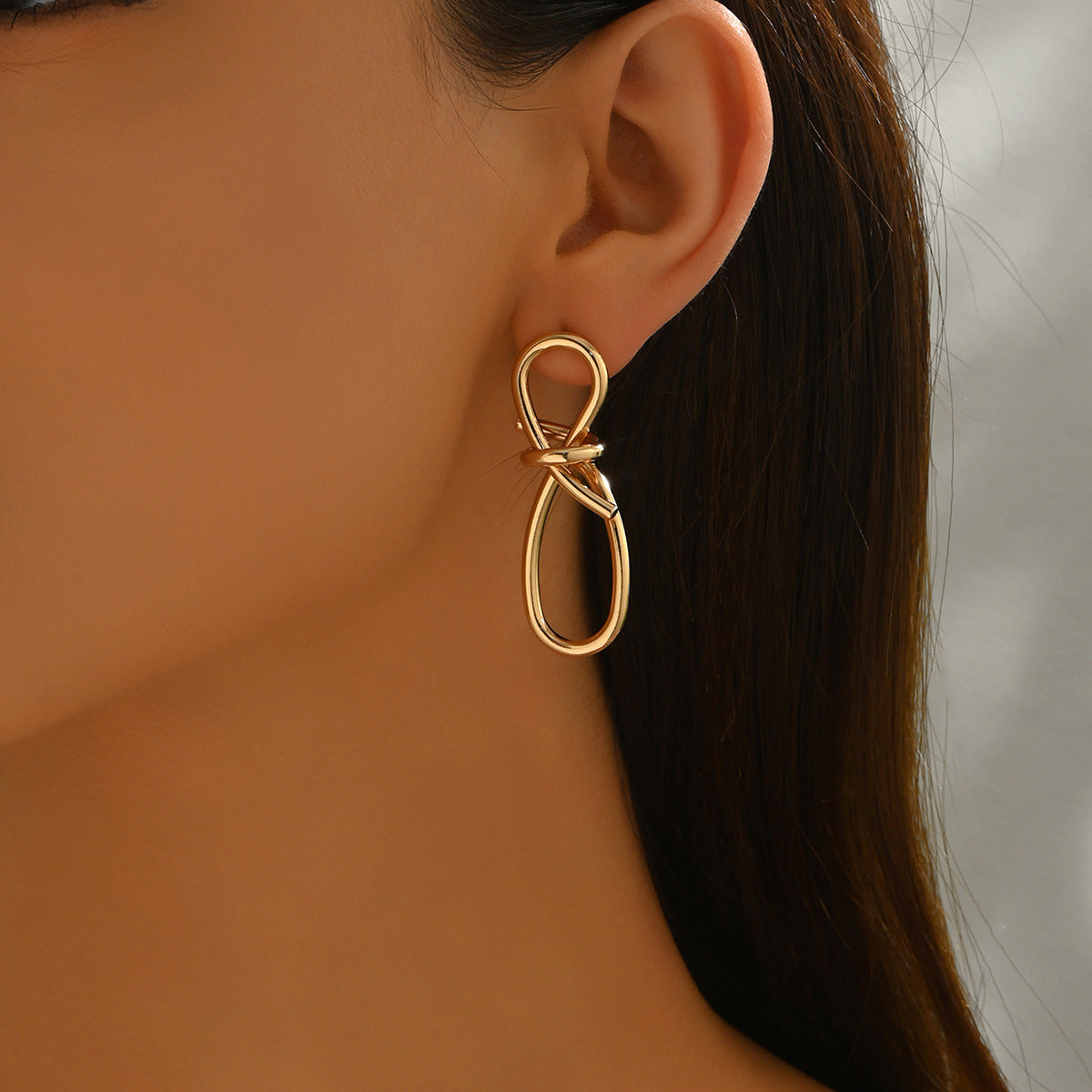 Pendientes minimalistas geométricos en forma de lazo para mujer, hechos de aleación de zinc con baño de oro de 18 quilates, joyería de moda versátil
