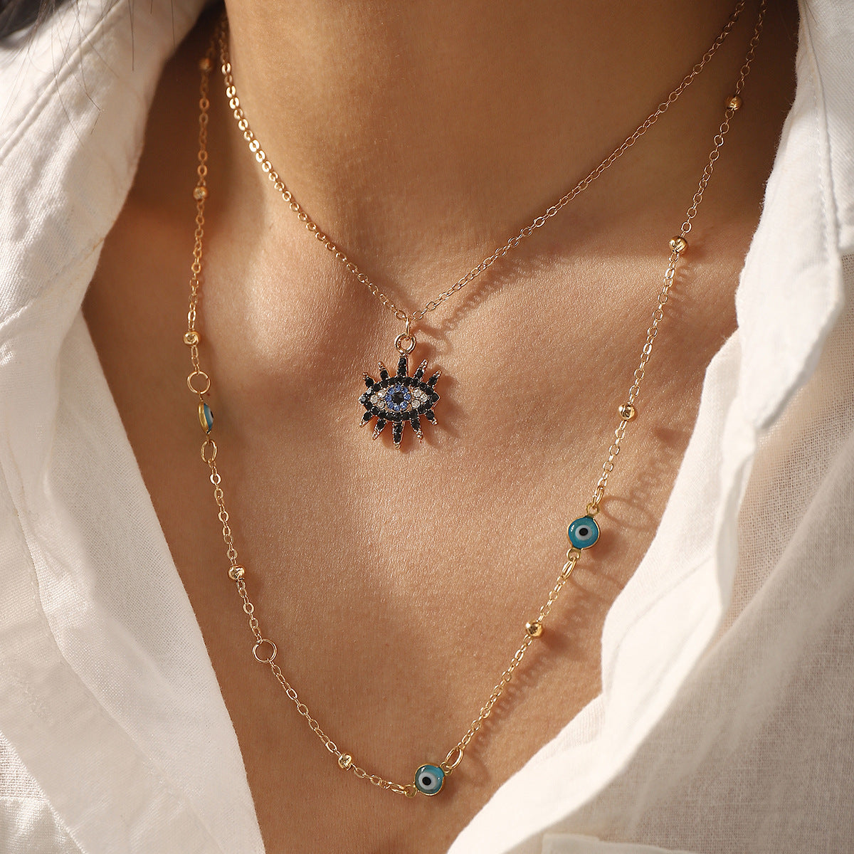 Collana con ciondolo a occhio di Allah geometrico, dolce e audace, con intarsi in strass e dettagli in smalto su catena a O