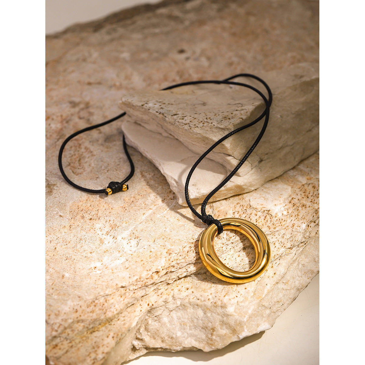 Collar minimalista circular hueco de acero de titanio con cadena de acero inoxidable chapada en oro de 18 quilates