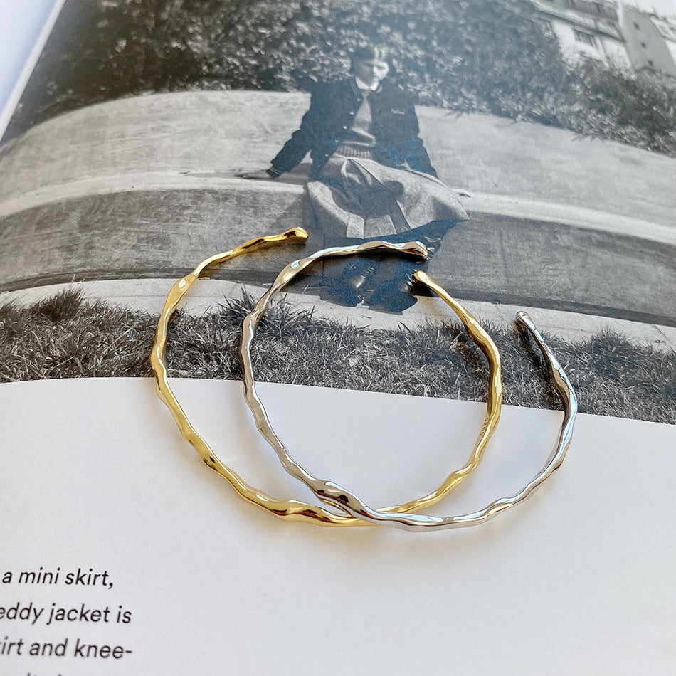 Bracciale da donna in argento sterling 925 con forma irregolare minimalista e superficie texturizzata