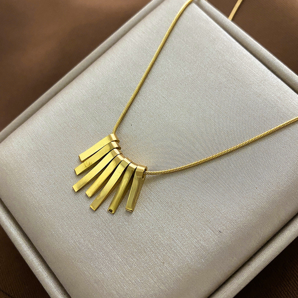 Collana da donna minimalista con pendente a forma di animale in acciaio al titanio, finitura placcata e delicata catena clavicolare