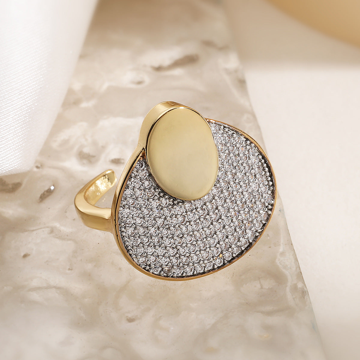 Minimalist Luxury Two-Tone Plated Geometric Flower Micro-Inlaid Cubic Zirconia Brass Ring for Women