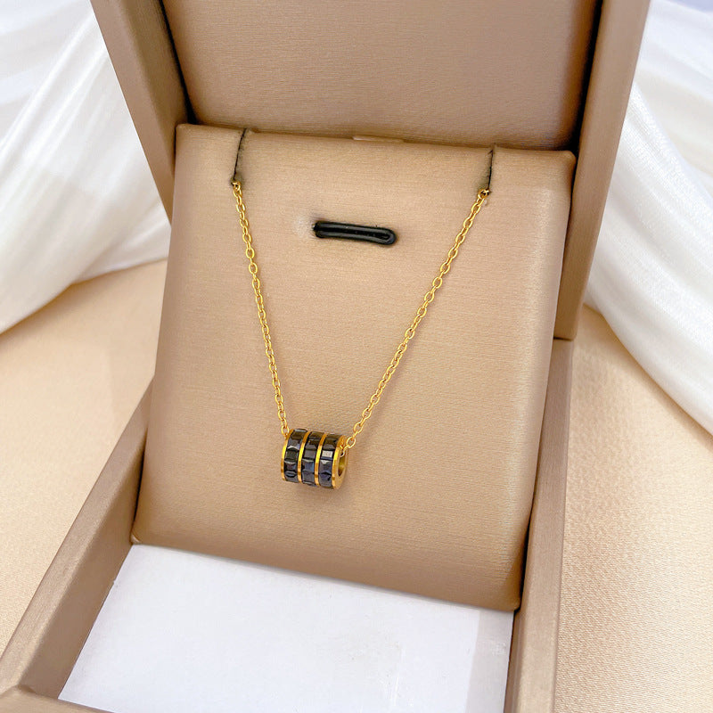 Collana Minimalista con Pendente Geometrico in Acciaio al Titanio per Donna e Uomo con Finitura Placcata Oro e Dettaglio Quadrato Smussato Affilato, Stile Catena Clavicola