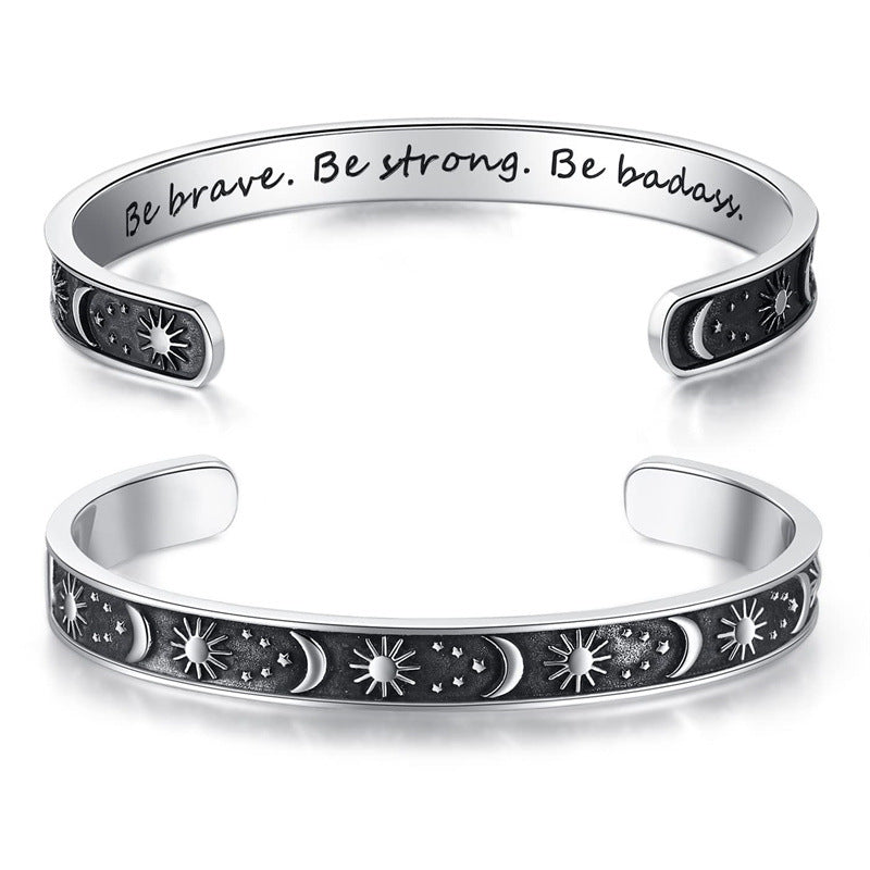 Pulsera Minimalista de Acero Inoxidable Grabada con Láser, con Diseño C, Motivo de Sol, Luna y Estrellas y Texto Inspirador en Inglés