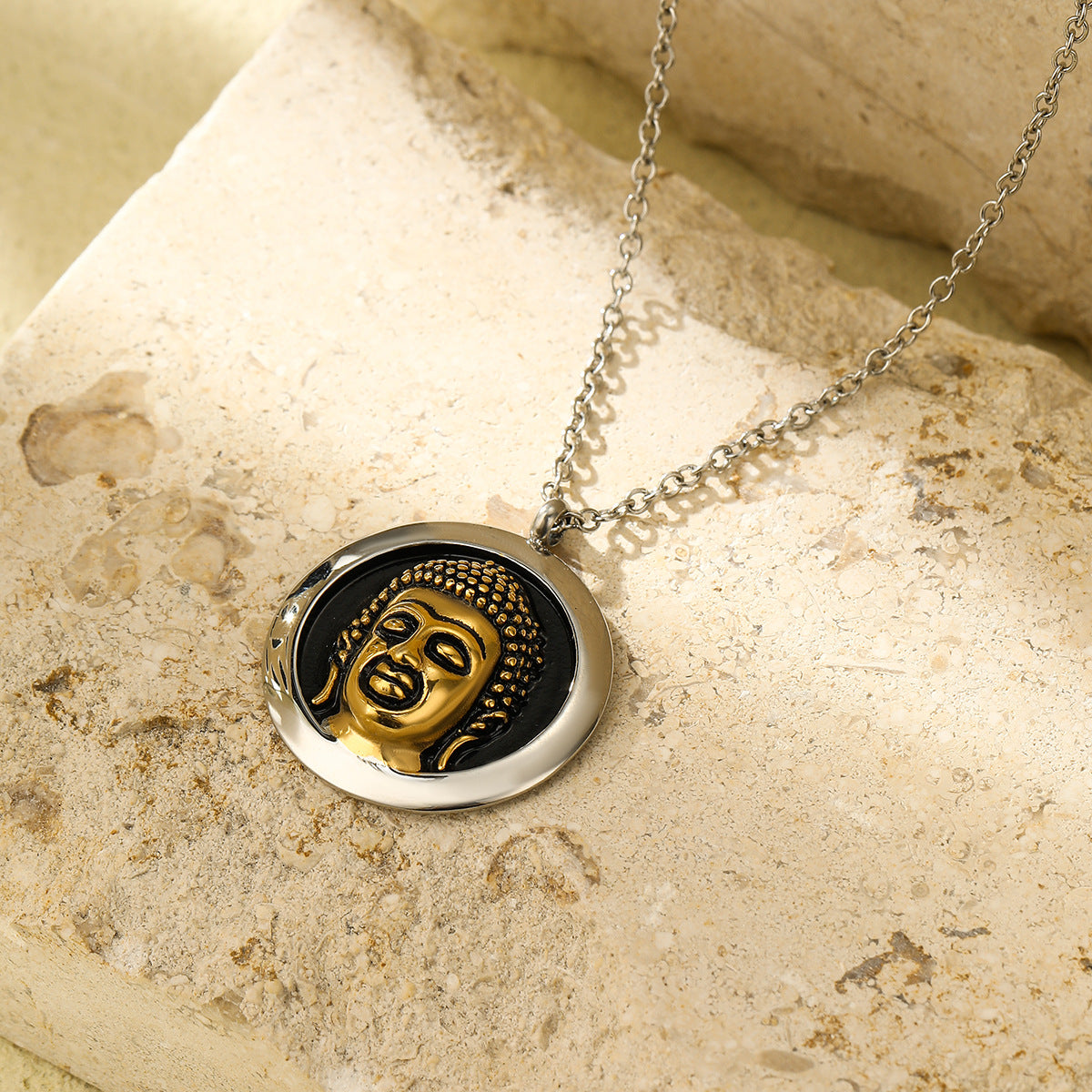 Collar con colgante de cabeza de Buda redondo de estilo vintage en acero titanio con chapado en oro, unisex