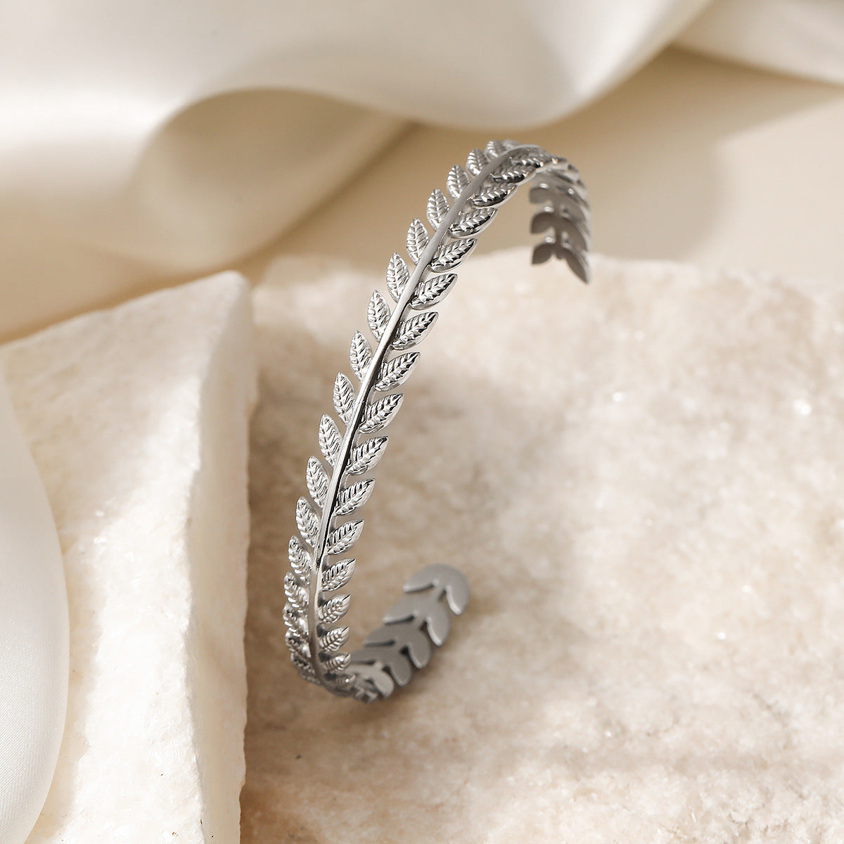 Bracciale Minimalista a C in Acciaio Inossidabile da Donna Placcato Oro 18K, Design Irregolare, Accessorio Moda Lusso Leggero