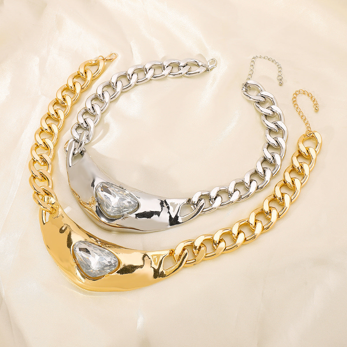 Collana Cubana a Triangolo Geometrico Stile Punk e Orecchini a Perno con Zirconi in Lega con Finitura Galvanica per Donna