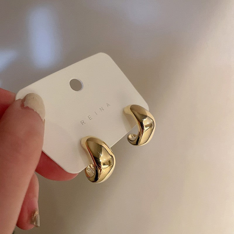 Pendientes asimétricos vintage con cabeza de león de metal con postes de acero bañados en plata para mujer