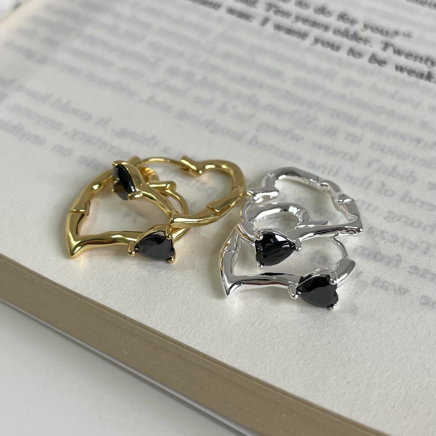 Pendientes minimalistas de plata de ley 925 con forma de corazón, incrustaciones de pedrería negra y detalles de perlas para mujer