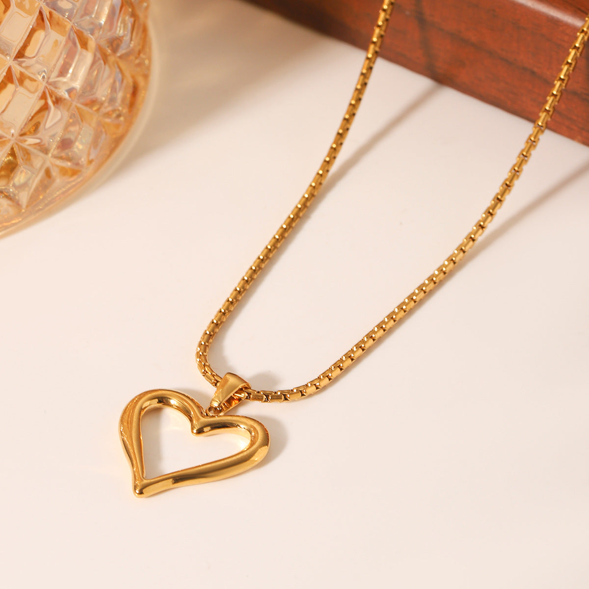 Collana con ciondolo a cuore vuoto in acciaio inossidabile placcato oro 18 carati per donna