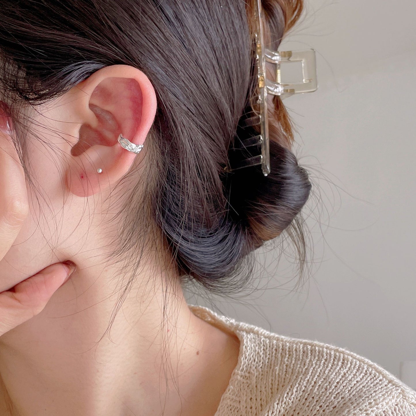 Pendientes de clip de plata de ley 925 con forma de letra irregular texturizada y minimalista, con acabado chapado