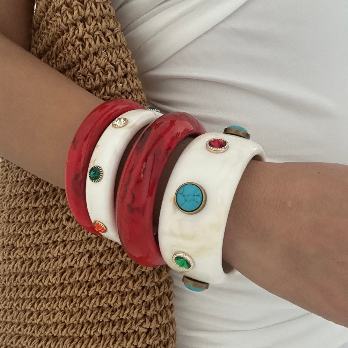 Bracciale da donna in resina placcata con intarsio geometrico di strass