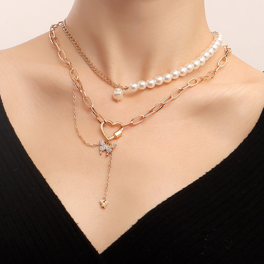 Collana con Pendente a Cuore Geometrico e Farfalla, in Stile Rustico Retrò, con Catena di Perle Immitazione in Lega con Finitura Placcata