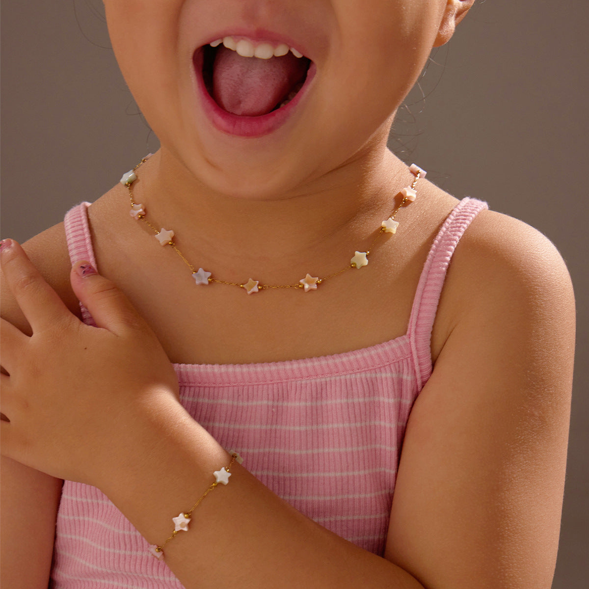 Collana con ciondolo a stella geometrica di tendenza in abalone, in acciaio inossidabile con finitura placcata, da donna