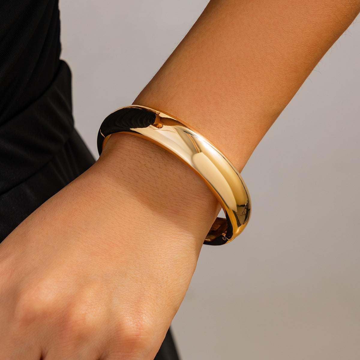 Pulsera de metal ancha ondulada irregular exagerada con diseño de muelle pulido y líneas geométricas