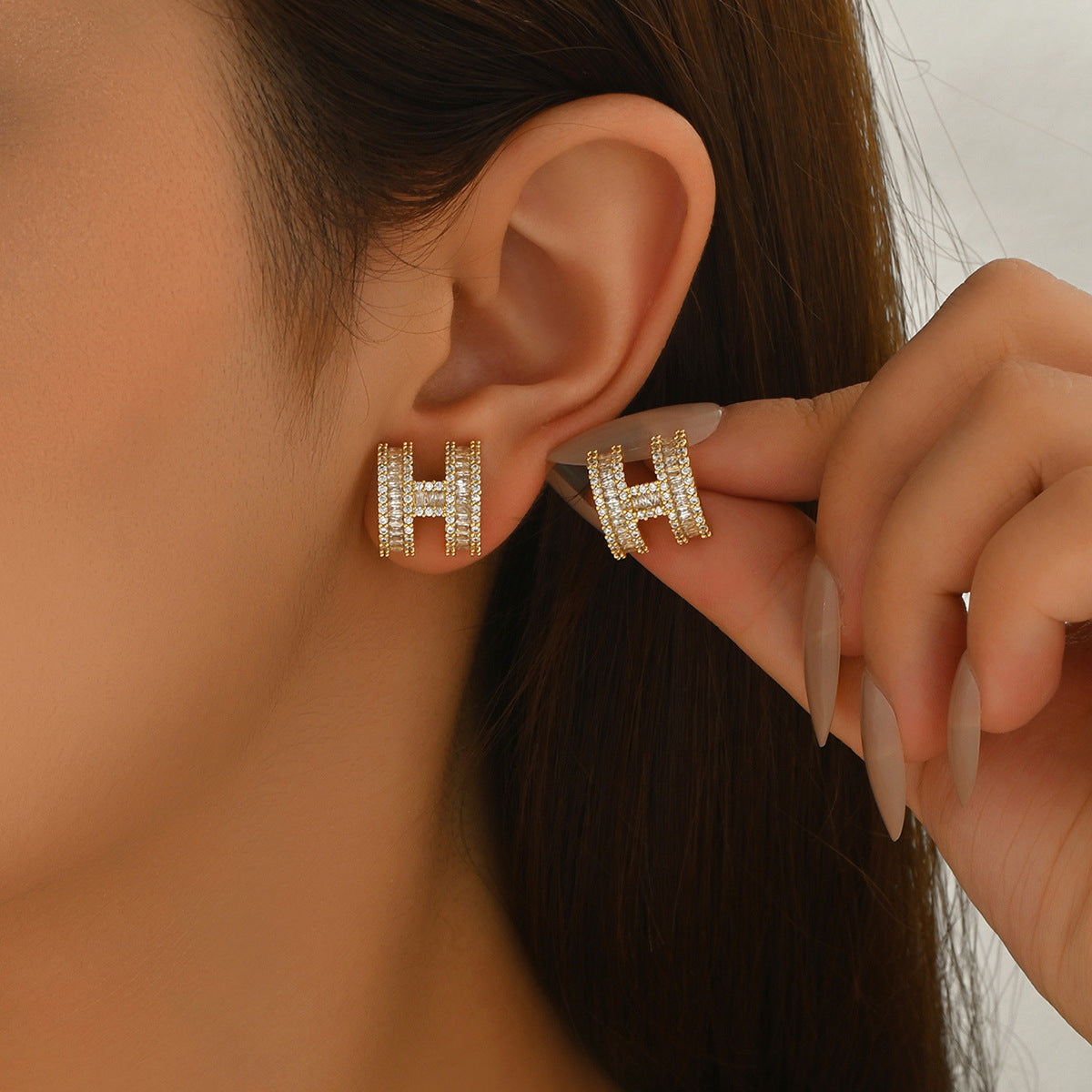 Pendientes Minimalistas Geométricos en Forma de H de Cobre con Incrustaciones de Zirconia para Mujer