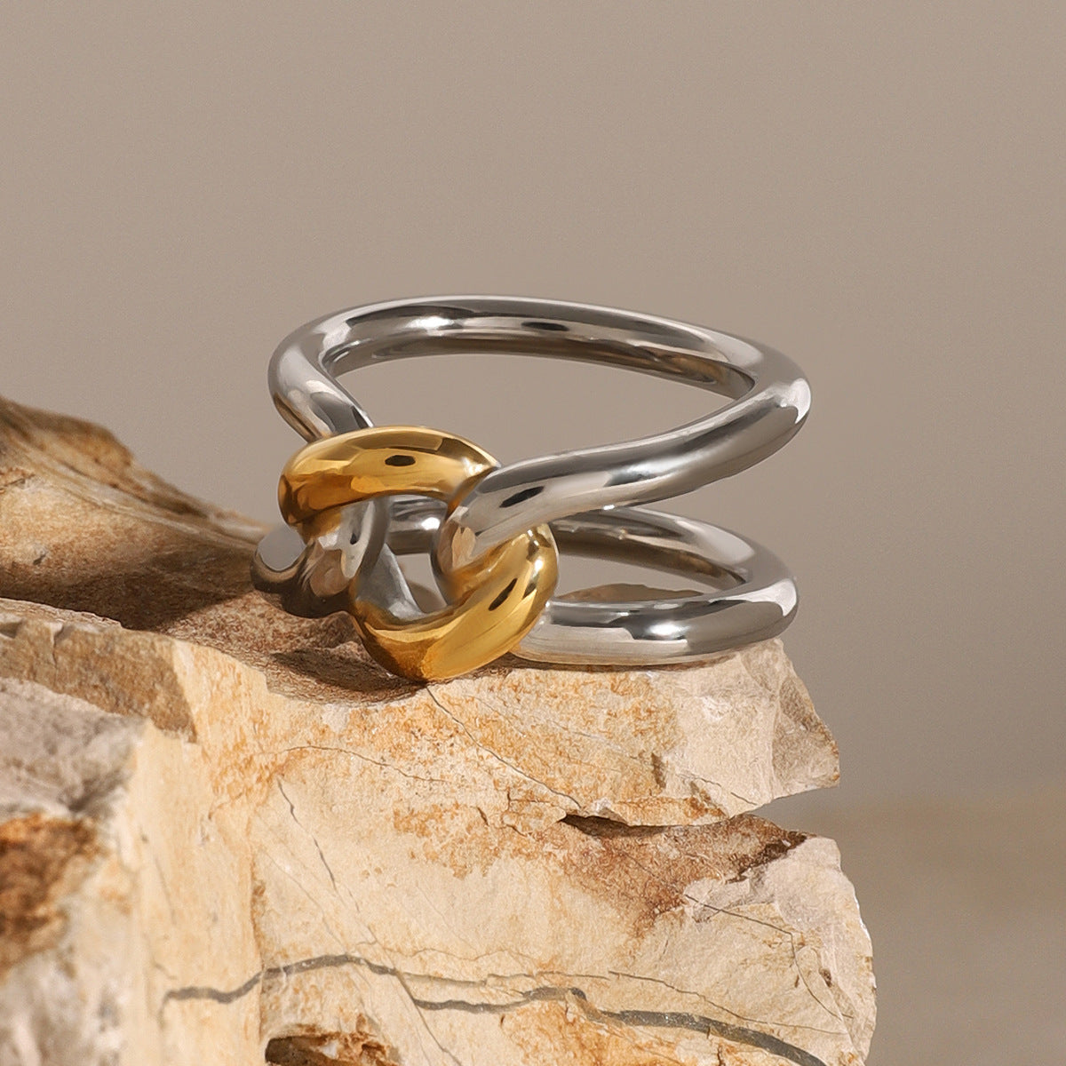 Anillo geométrico calado de moda Joyería de acero inoxidable chapado en oro de 18 quilates para mujer