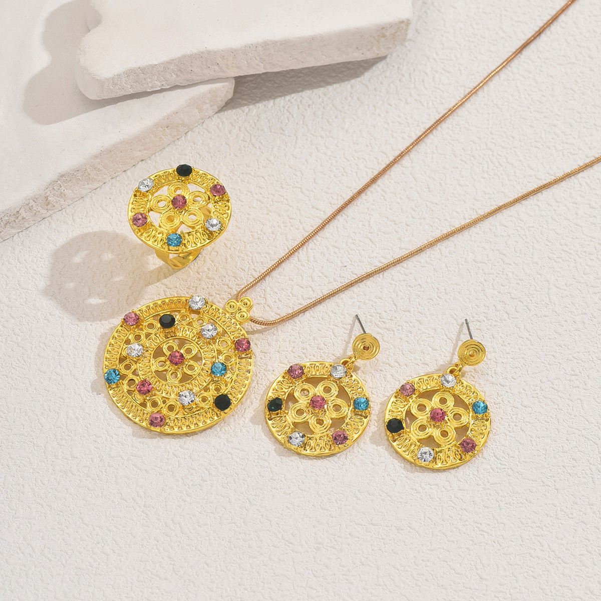 Set di collana e orecchini geometrici intarsiati con strass da donna, gioielli di moda in lega con elementi rotondi, ovali e circolari