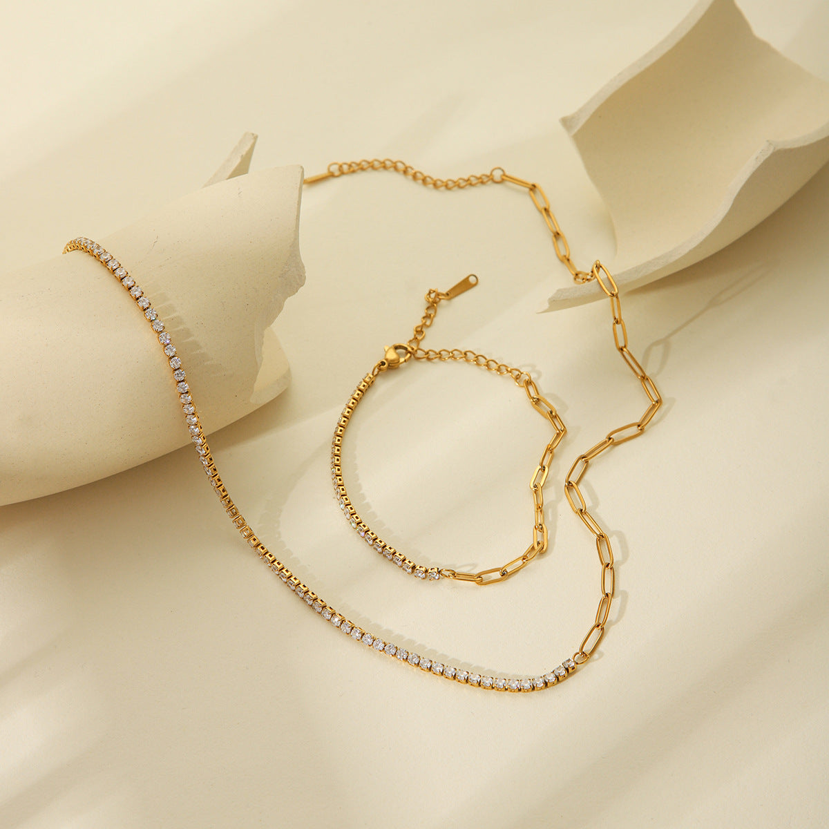 Collana Minimalista in Acciaio Inossidabile Geometrico Placcato Oro 18K con Artiglio in Acciaio al Titanio e Accenti di Zirconi per Donne