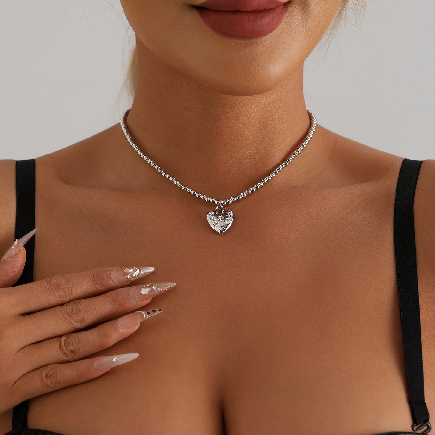 Fashion Minimalist Heart-Shaped Alloy Pendant Necklace with Electroplated Finish for Women