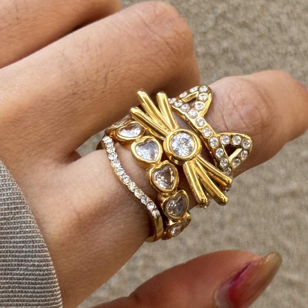 Anello in acciaio al titanio geometrico a forma di gatto con accenti di zirconi, placcato oro PVD sottovuoto, gioielli da donna all'avanguardia