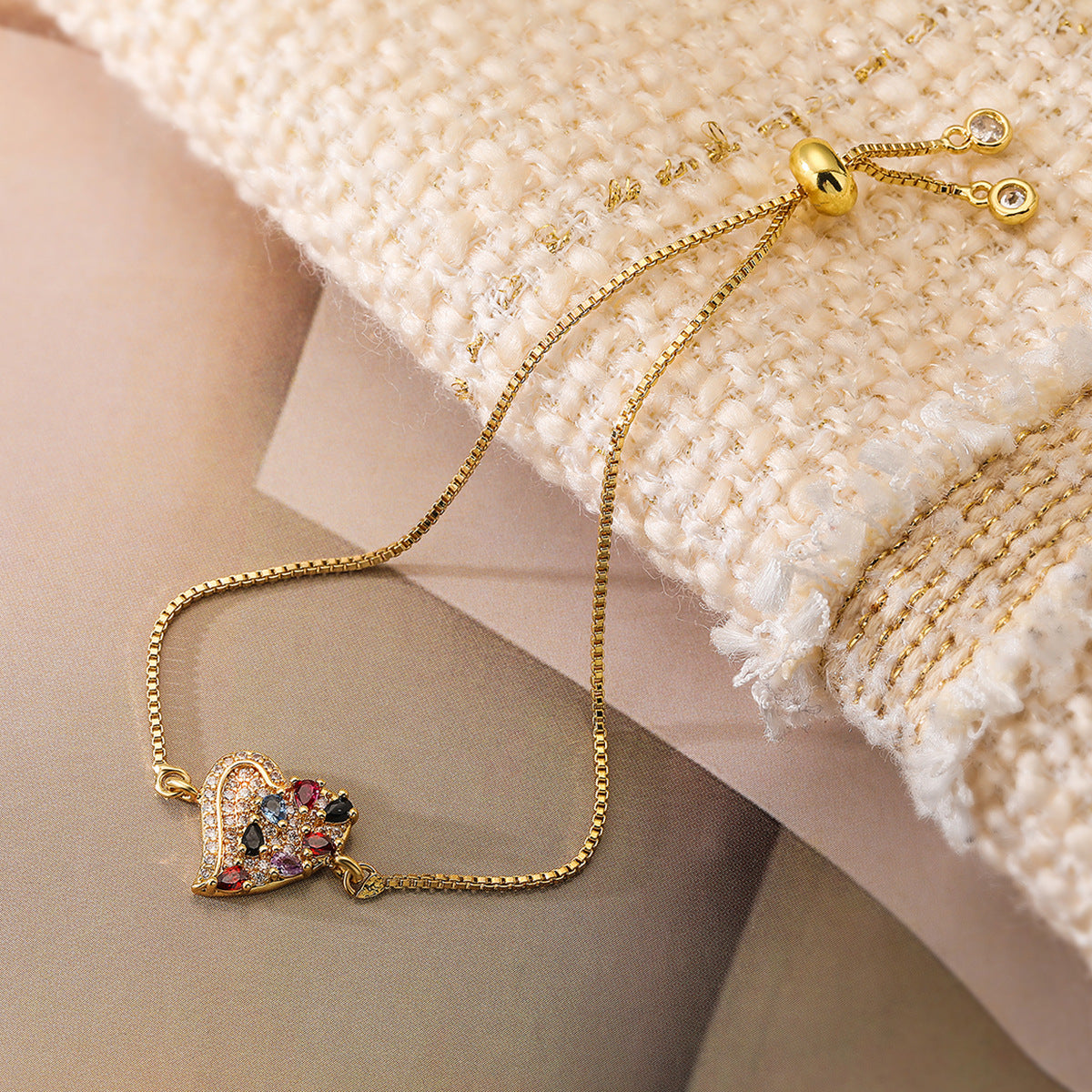 Fashionable Minimalist Heart-Shaped Copper Plated Gold Zircon Cat Bracelet for Women