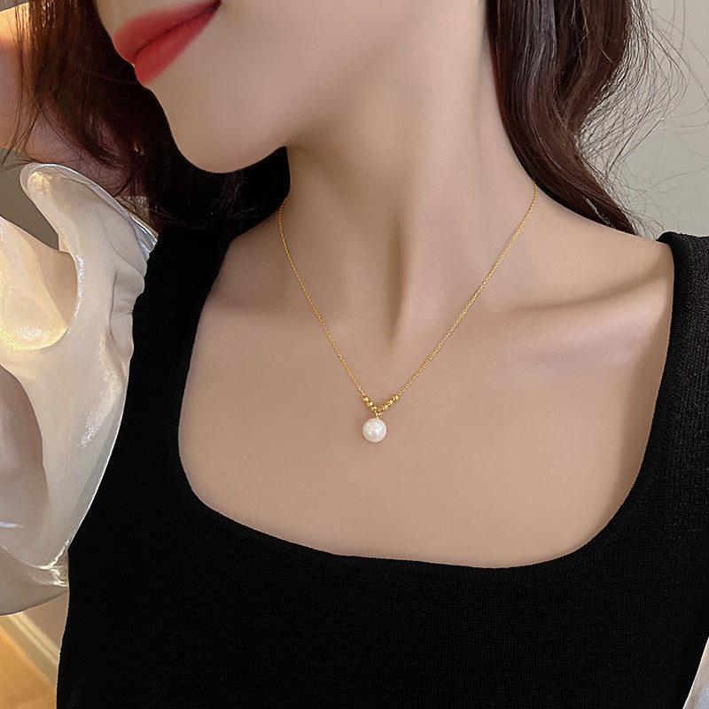 Minimalist Cold-Tone Bean-Shaped Freshwater Pearl Necklace for Women with Titanium Steel Pendant and Plated Finish on Clavicle Chain