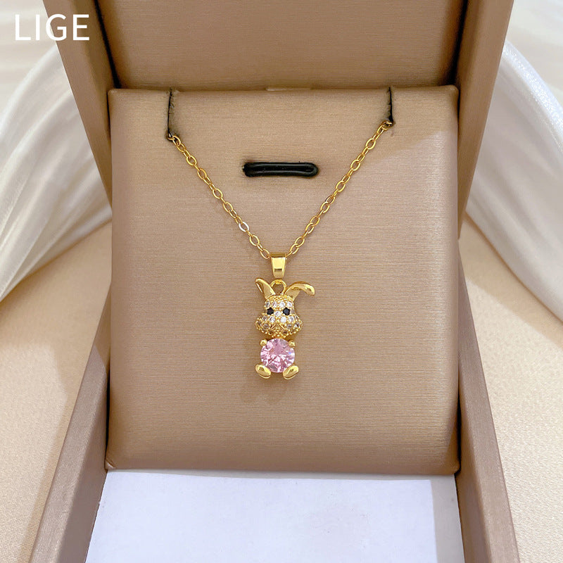 Elegante Set Collana e Orecchini con Ciondolo a Coniglio in Acciaio al Titanio, con Forma Geometrica e Finitura Placcata, per Occasioni Formali da Donna