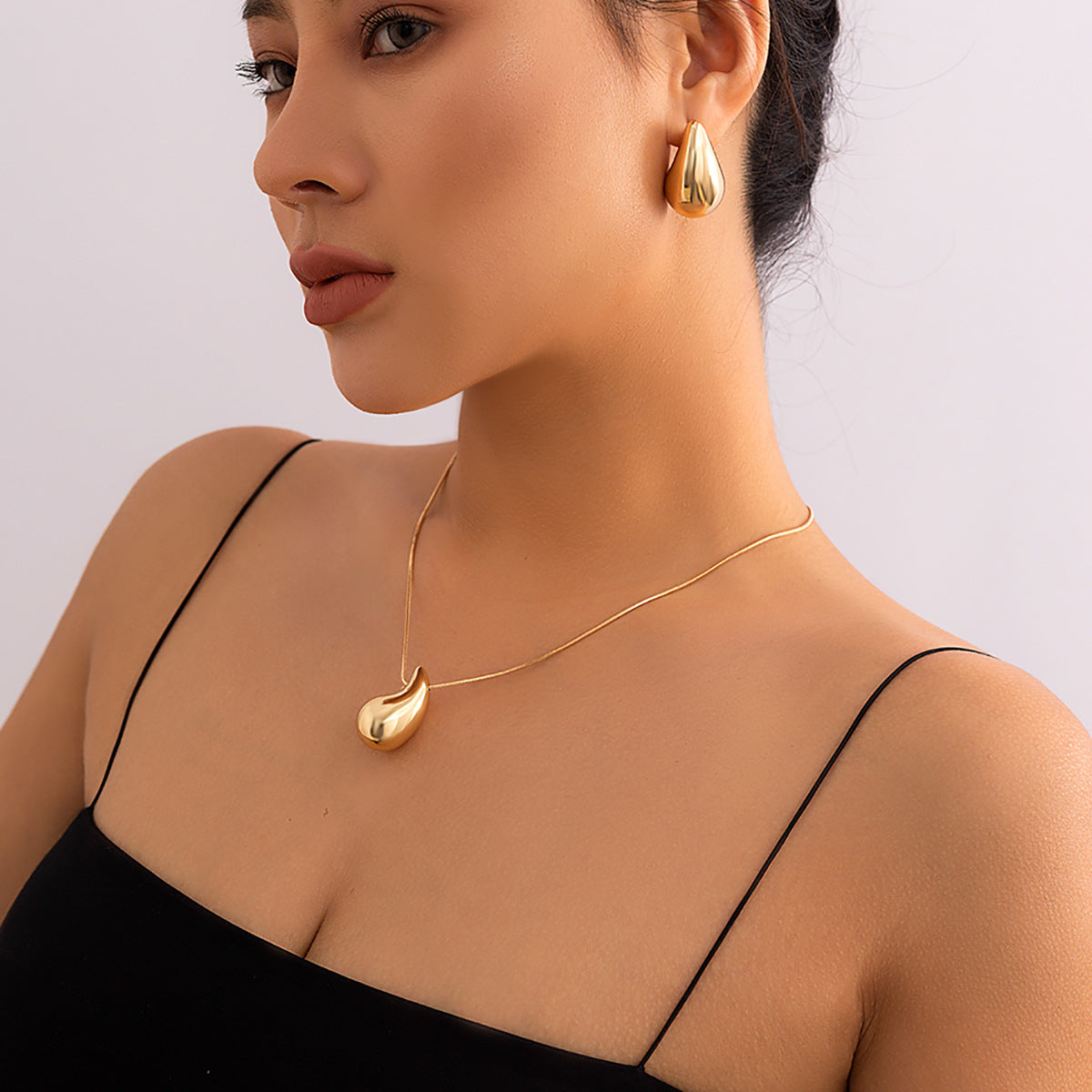 Punk Style Teardrop Shaped Pendant Necklace with Polished Metallic Finish and Snake Chain for Women