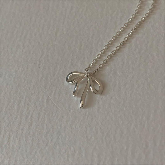 Collar con colgante de nudo de lazo minimalista en plata de ley 925 con acabado chapado en cadena cruzada
