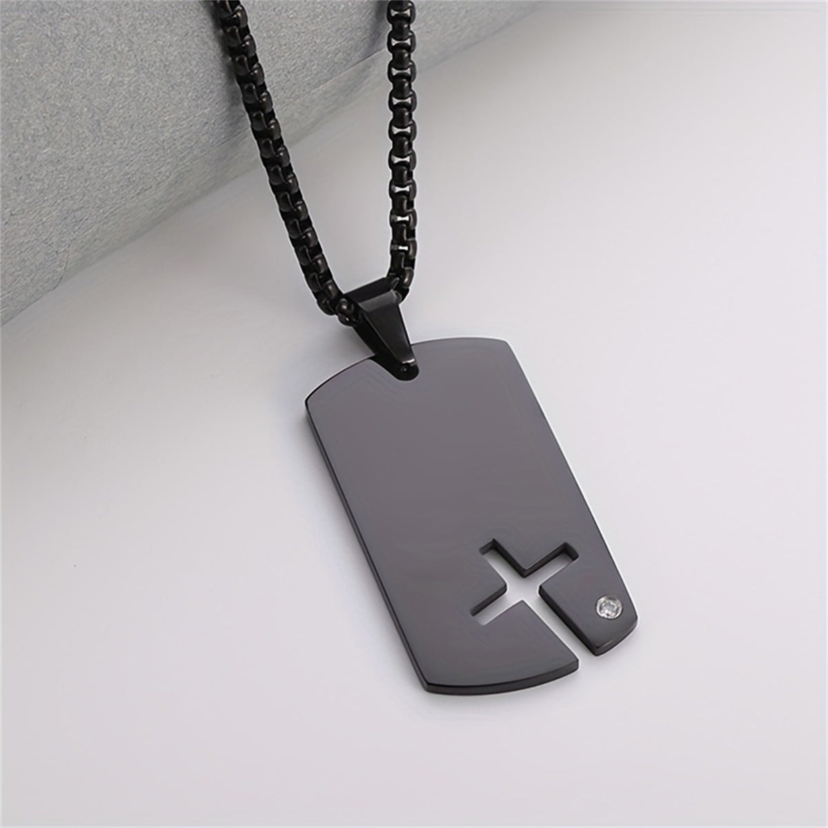 Collana con pendente a croce geometrico minimalista in acciaio inossidabile con finitura lucida e intarsio di strass per uso quotidiano unisex