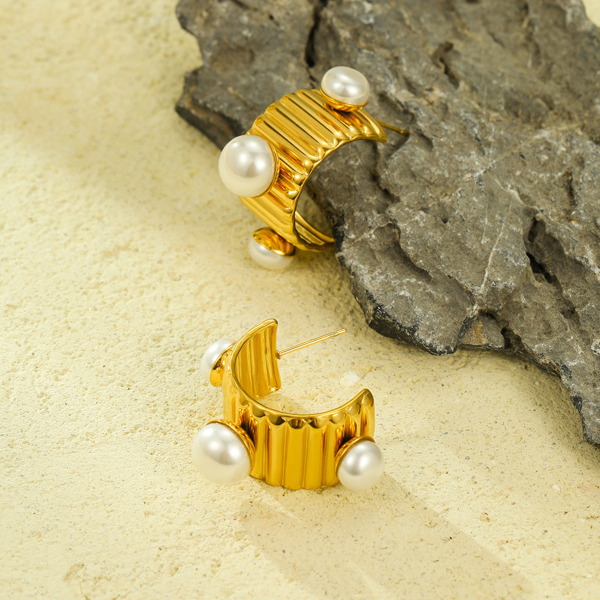 Aretes de acero inoxidable con forma de C, estilo francés vintage, con baño de oro de 18K y detalles de perlas