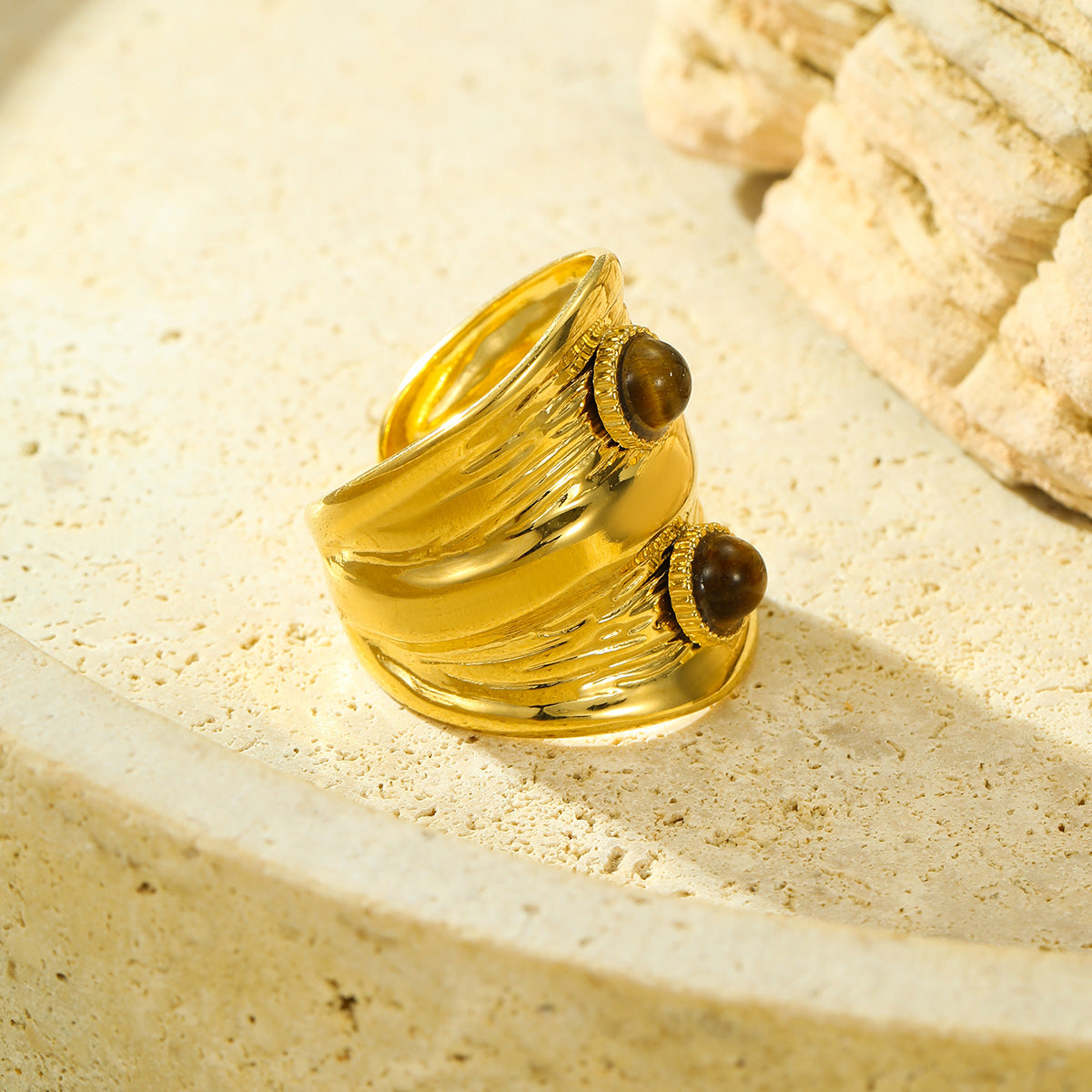 Anillo minimalista ajustable de banda ancha de acero inoxidable texturizado con dos piedras de ojo de tigre