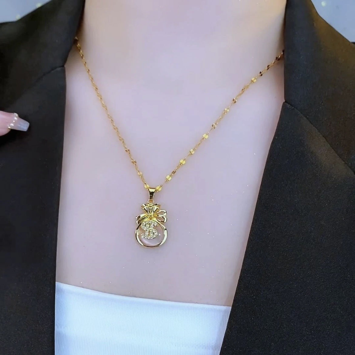 Collana con ciondolo a sacchetto irregolare a occhio di gatto in acciaio al titanio placcato oro 18 carati dal design originale, catena a O per donna
