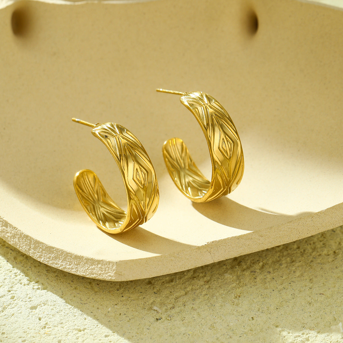 Pendientes de acero inoxidable en forma de C con textura martillada asimétrica geométrica de estilo vintage y acabado chapado