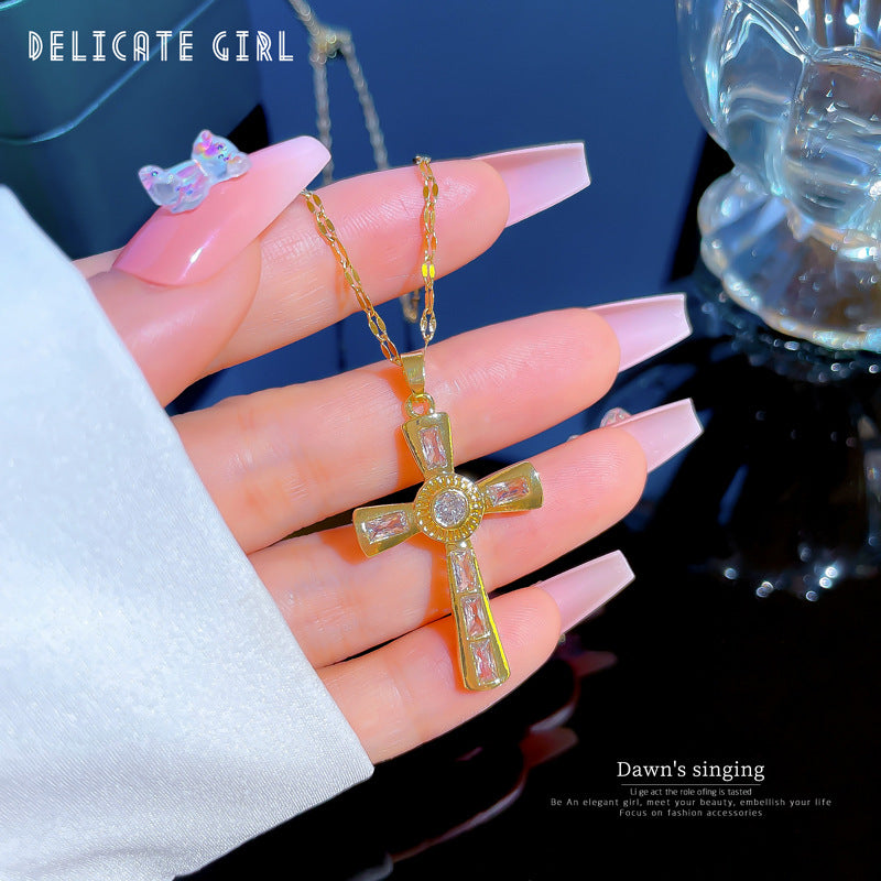 Collana girocollo minimalista da donna con ciondolo a croce in acciaio titanio, dettagli micro-pavé e catena regolabile