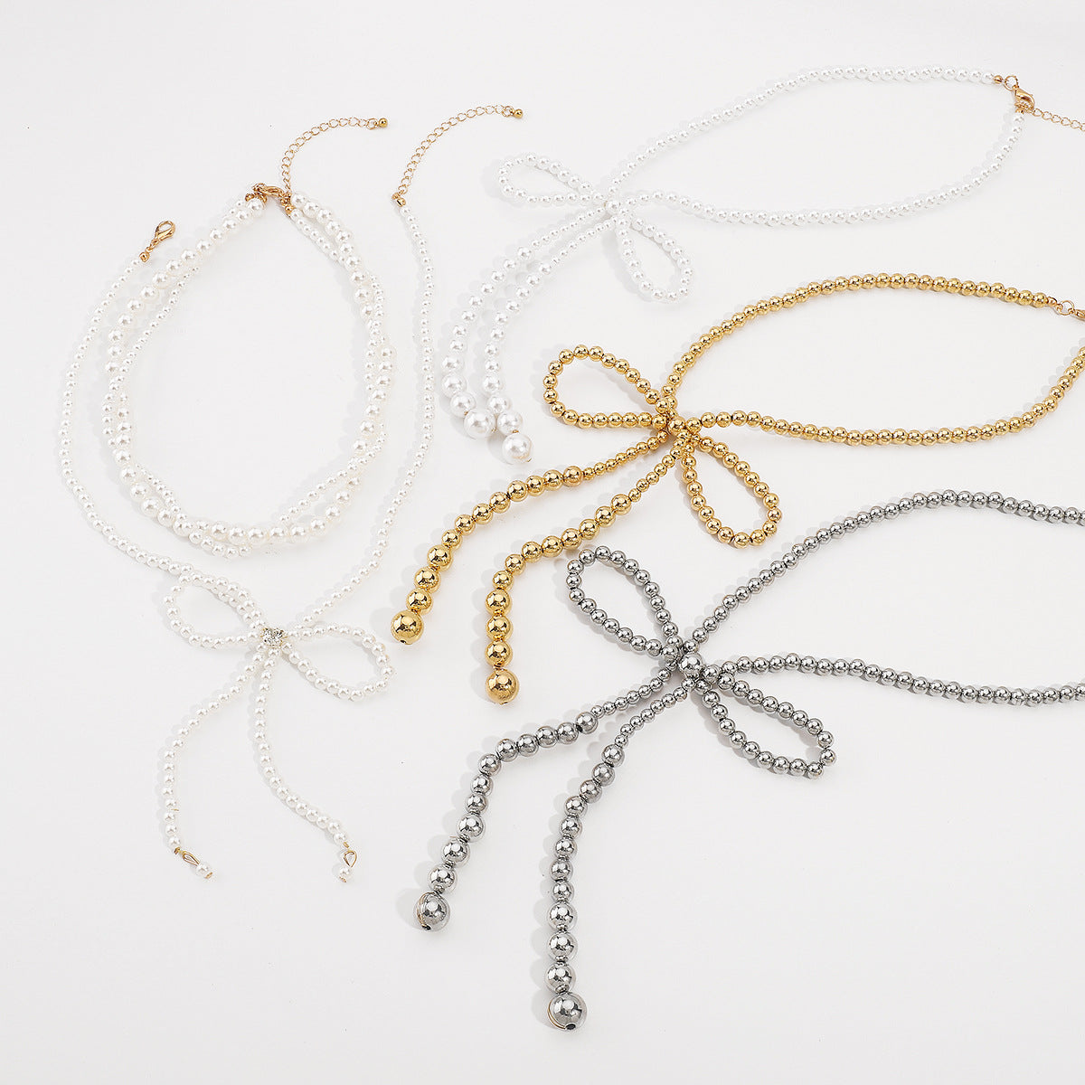 Elegante collana a strati con fiocco e finte perle su catena di perle da donna